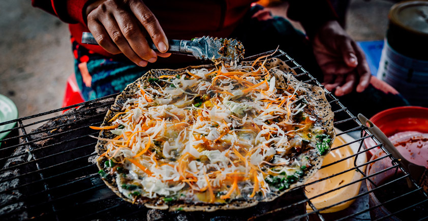 Le pizza vietnamien (Banh trang nuong en vietnamien) - un snack populaire de Da Lat