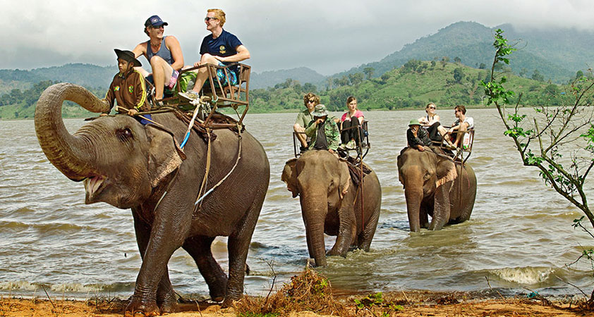 Balade à dos d''éléphants traversant le lac