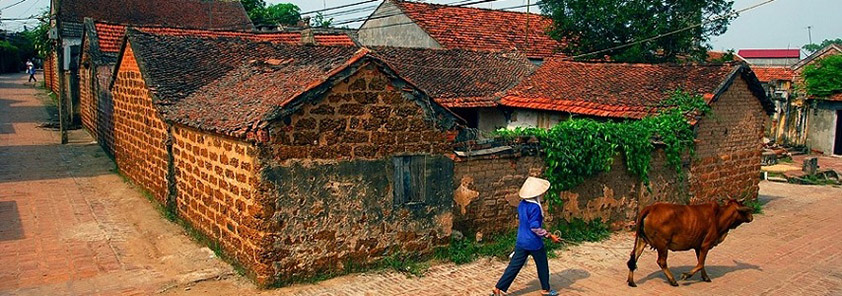 Maisons en brique de latérite au village Duong Lam