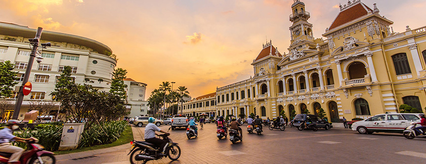 Devant le Comité Populaire de Ho Chi Minh ville