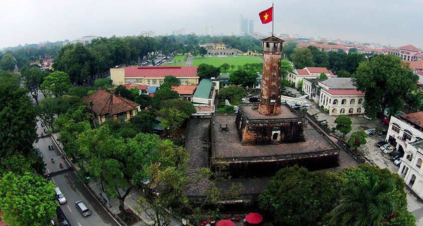 Tour du drapeau de Hanoi et la citadelle Thang Long en arrière